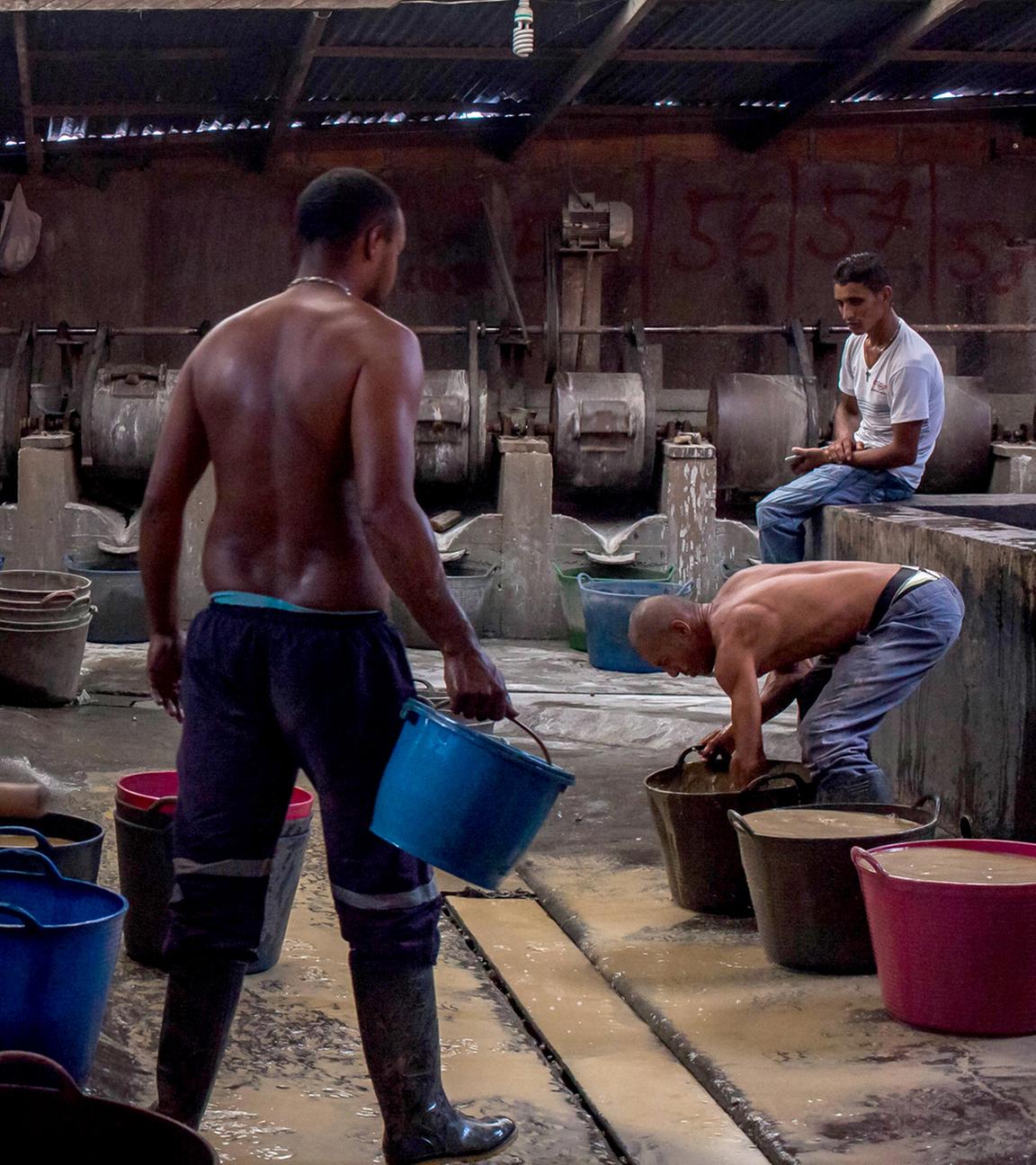 Arbeiter in einer Goldmine in Kolumbien