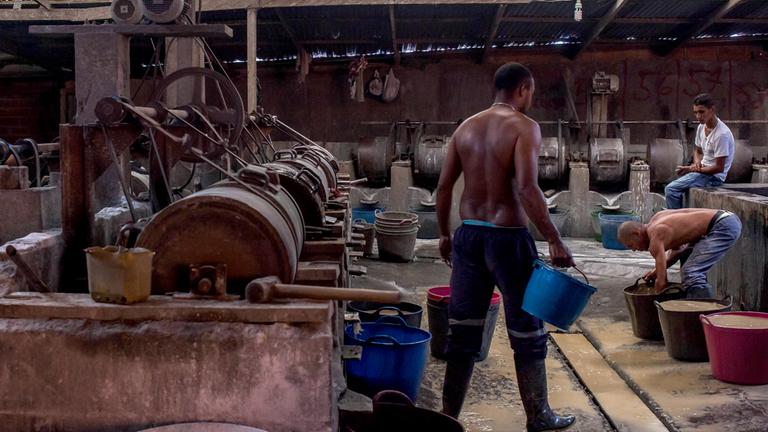 Arbeiter in einer Goldmine in Kolumbien