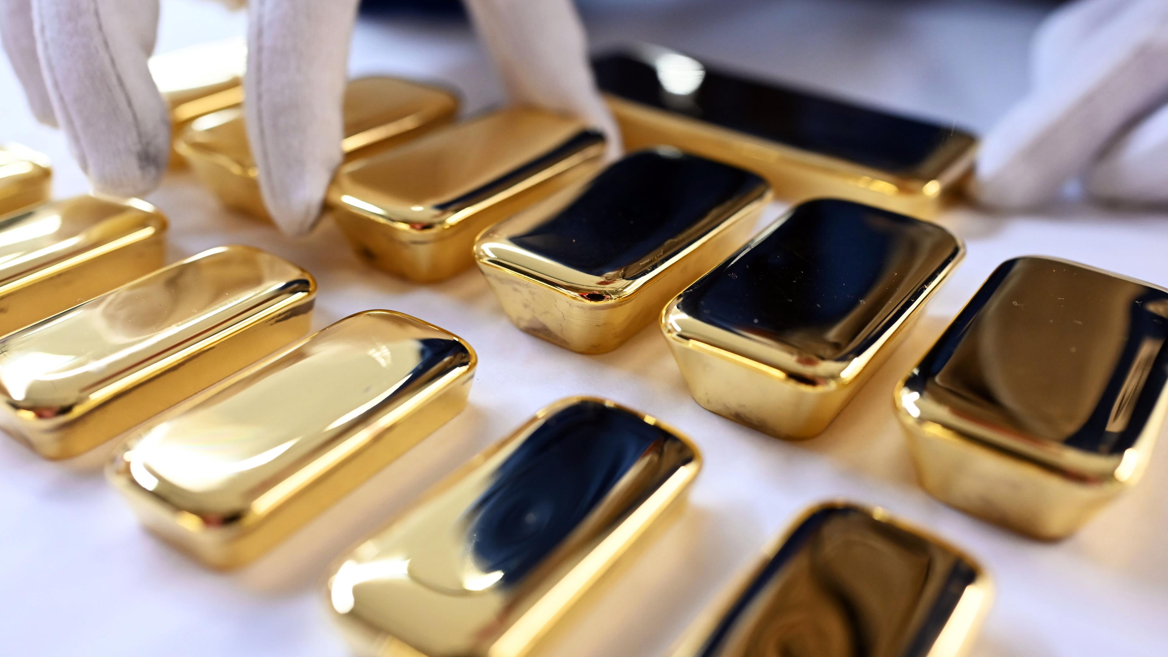  Bei der Agosi AG in Pforzheim werden frisch gegossene Goldbarren gezeigt, die einen Feingoldgehalt von 99,99 Prozent haben 