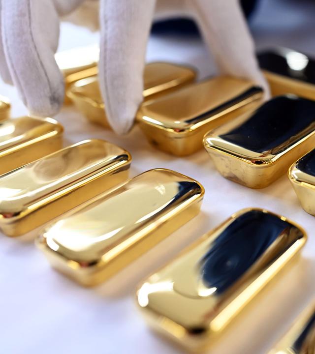 Baden-Württemberg, Pforzheim: Bei der Agosi AG in Pforzheim werden frisch gegossene Goldbarren gezeigt, Archivbild