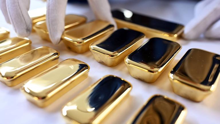 Baden-Württemberg, Pforzheim: Bei der Agosi AG in Pforzheim werden frisch gegossene Goldbarren gezeigt, Archivbild