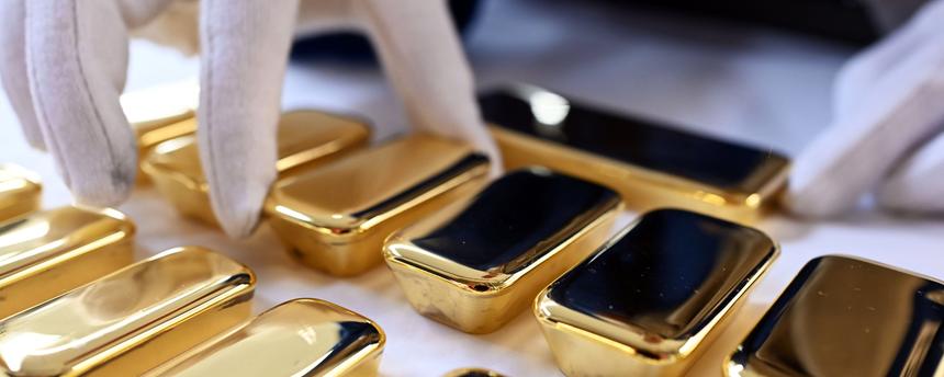 Baden-Württemberg, Pforzheim: Bei der Agosi AG in Pforzheim werden frisch gegossene Goldbarren gezeigt, Archivbild