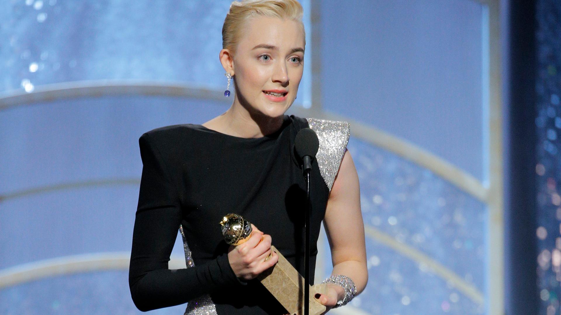  Gewinnerin in der Kategorie beste Darstellerin, Komödie oder Musical: Saoirse Ronanbei der 75. Golden Globe Verleihung in Beverly Hills