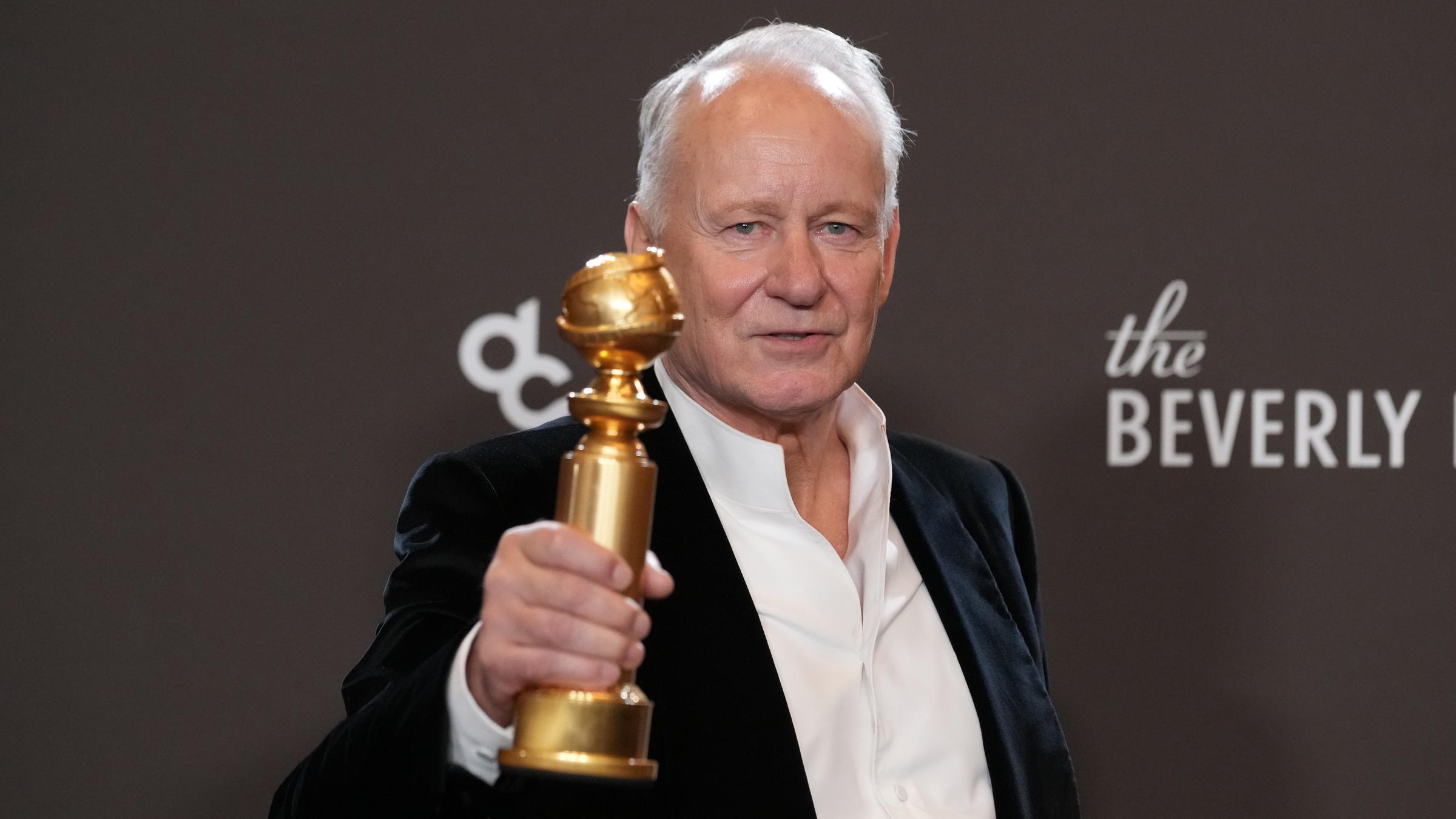 Stellan Skarsgard posiert mit dem Golden Globe für den besten Nebendarsteller