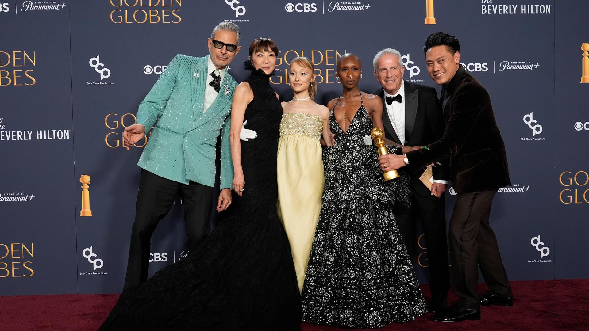 Michelle Yeoh, Ariana Grande, Cynthia Erivo, Marc Platt und Jon M. Chu posieren mit dem Preis.