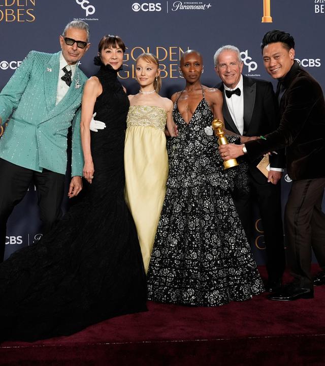 Michelle Yeoh, Ariana Grande, Cynthia Erivo, Marc Platt und Jon M. Chu posieren mit dem Preis.