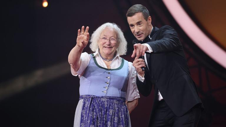 Moderator Kai Pflaume und Preisträgerin Helene Nestler bei der "Goldene Bild der Frau"-Verleihung in Hamburg.
