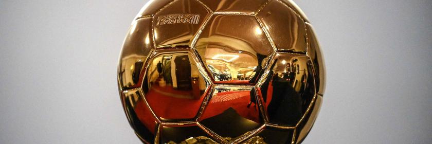 Ein goldener Fußball auf einem Sockel.