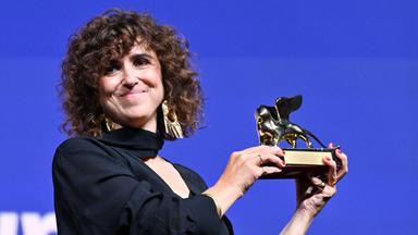 May el-Toukhy nimmt während der Preisverleihung der 83. Filmfestspiele von Venedig den Goldenen Löwen für den besten Film entgegen.