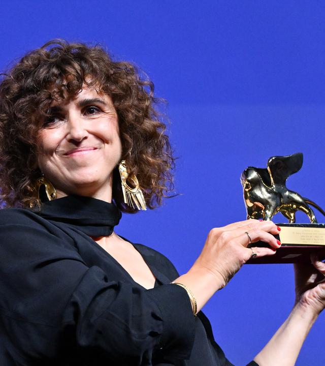 May el-Toukhy nimmt während der Preisverleihung der 83. Filmfestspiele von Venedig den Goldenen Löwen für den besten Film entgegen.