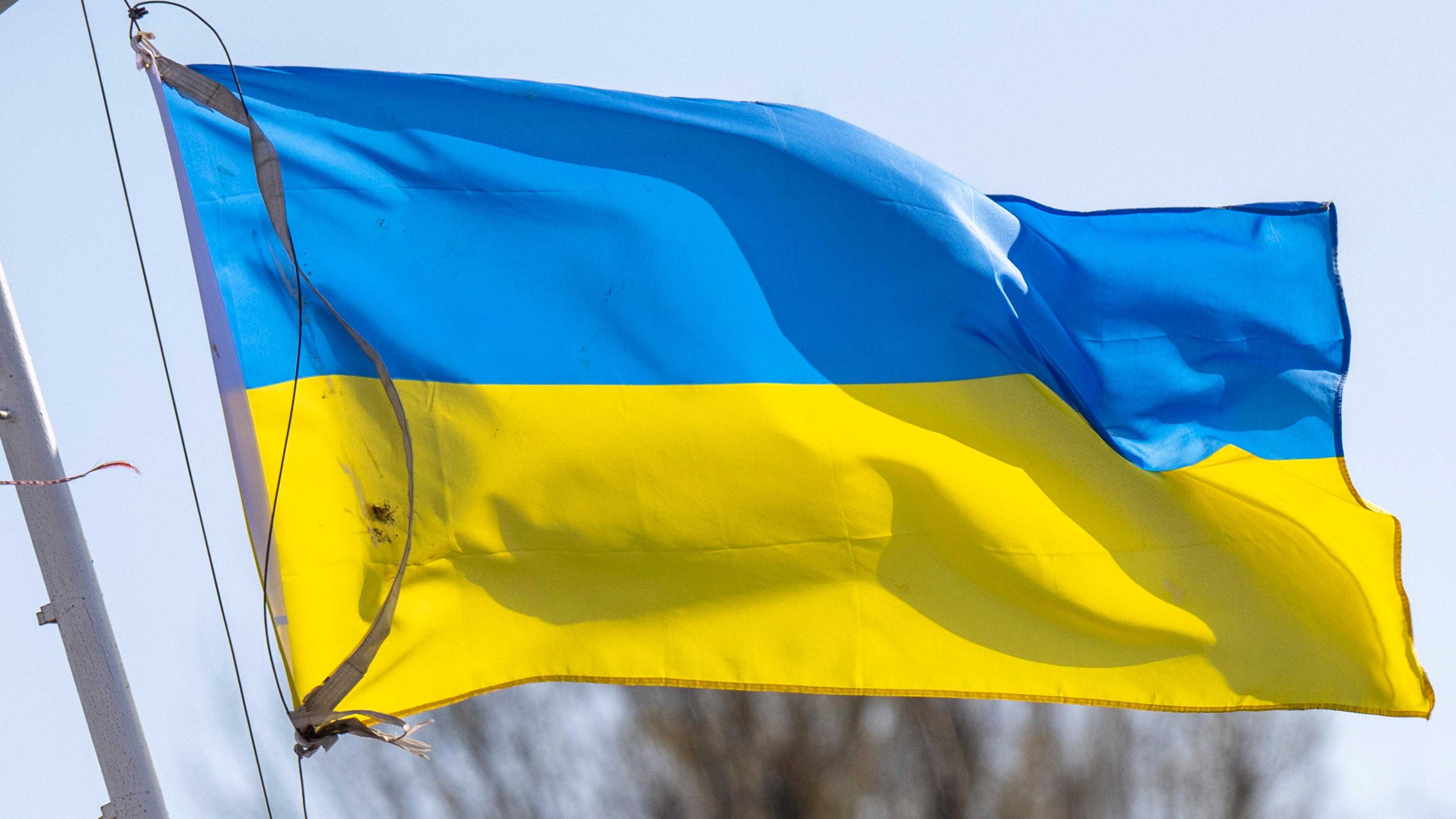 Zu sehen ist die wehende Flagge der Ukraine.