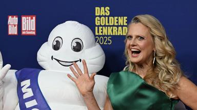 Moderatorin Babara Schöneberger bei der Verleihung des Goldenen Lenkrads 2025 in Berlin.