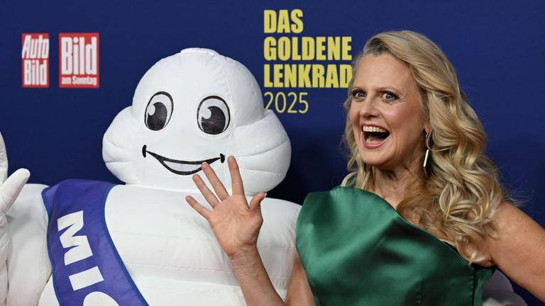 Moderatorin Babara Schöneberger bei der Verleihung des Goldenen Lenkrads 2025 in Berlin.