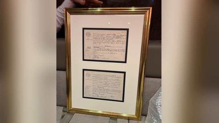 Goldgerahmte Urkunden