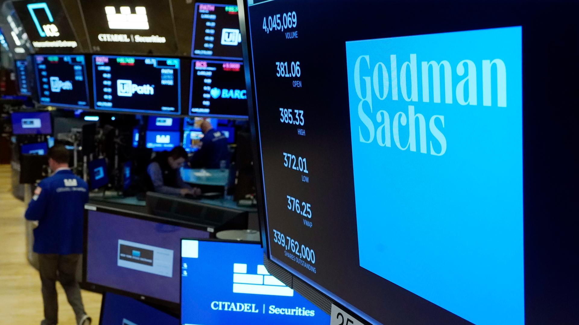Das Logo von Goldman Sachs erscheint über einem Handelsposten auf dem Parkett der New York Stock Exchange