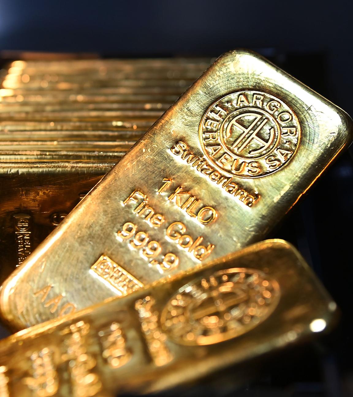 Mehrere 1kg Goldbarren.
