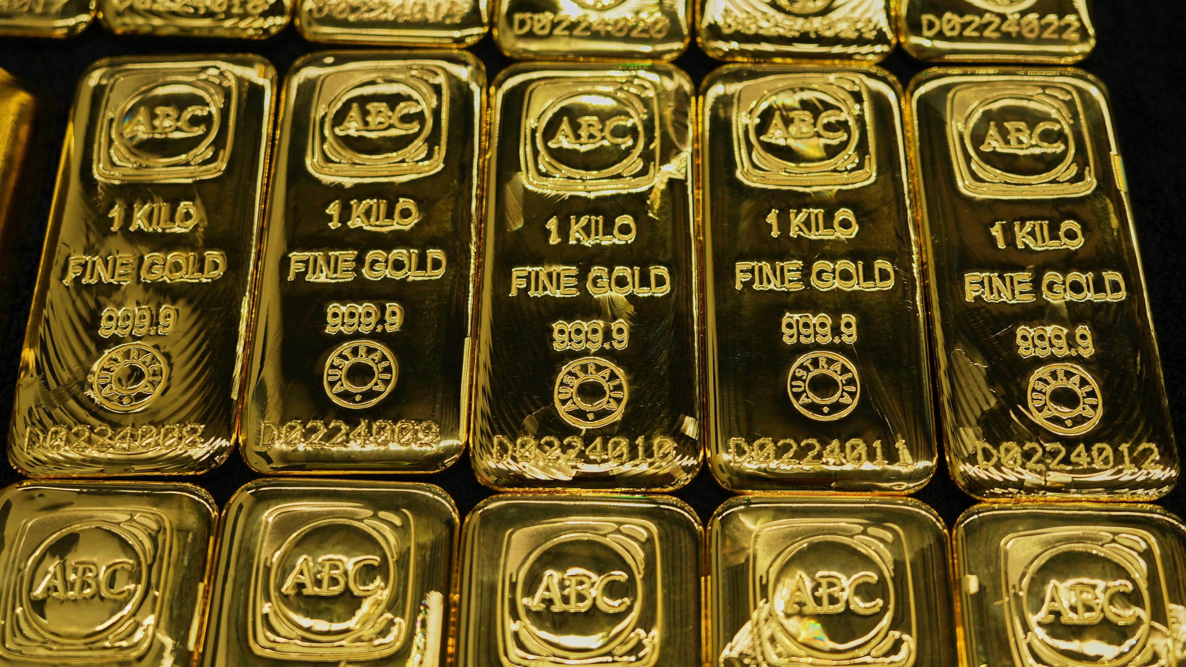 Gegossene Ein-Kilogramm-Goldbarren mit einem Reinheitsgrad von 99,99 % stehen in der ABC-Raffinerie in Sydney, Australien, zum Verkauf bereit