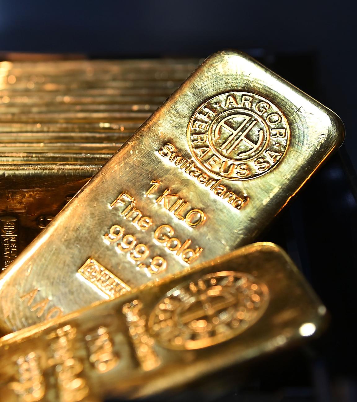 Diverse Goldbarren aufgereiht in einem Tresorraum vom Goldhaus Pro Aurum in München. 