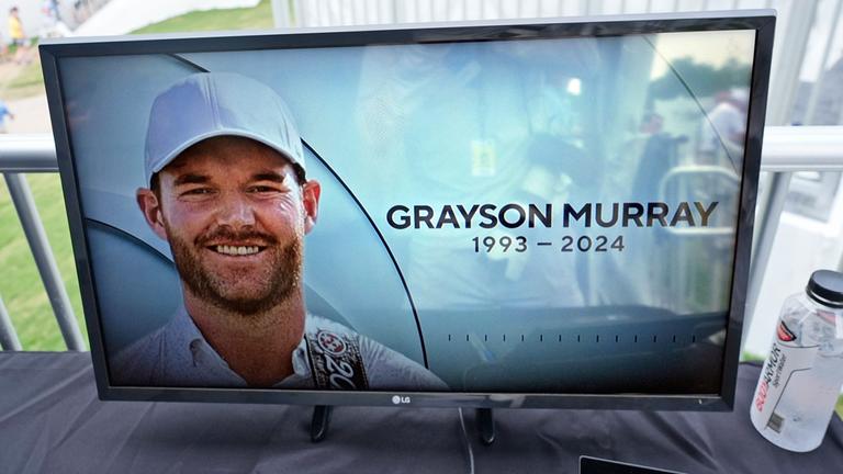 Während der dritten Runde des Charles Schwab Challenge Golfturniers wird auf einem Monitor ein Foto von Grayson Murray gezeigt.