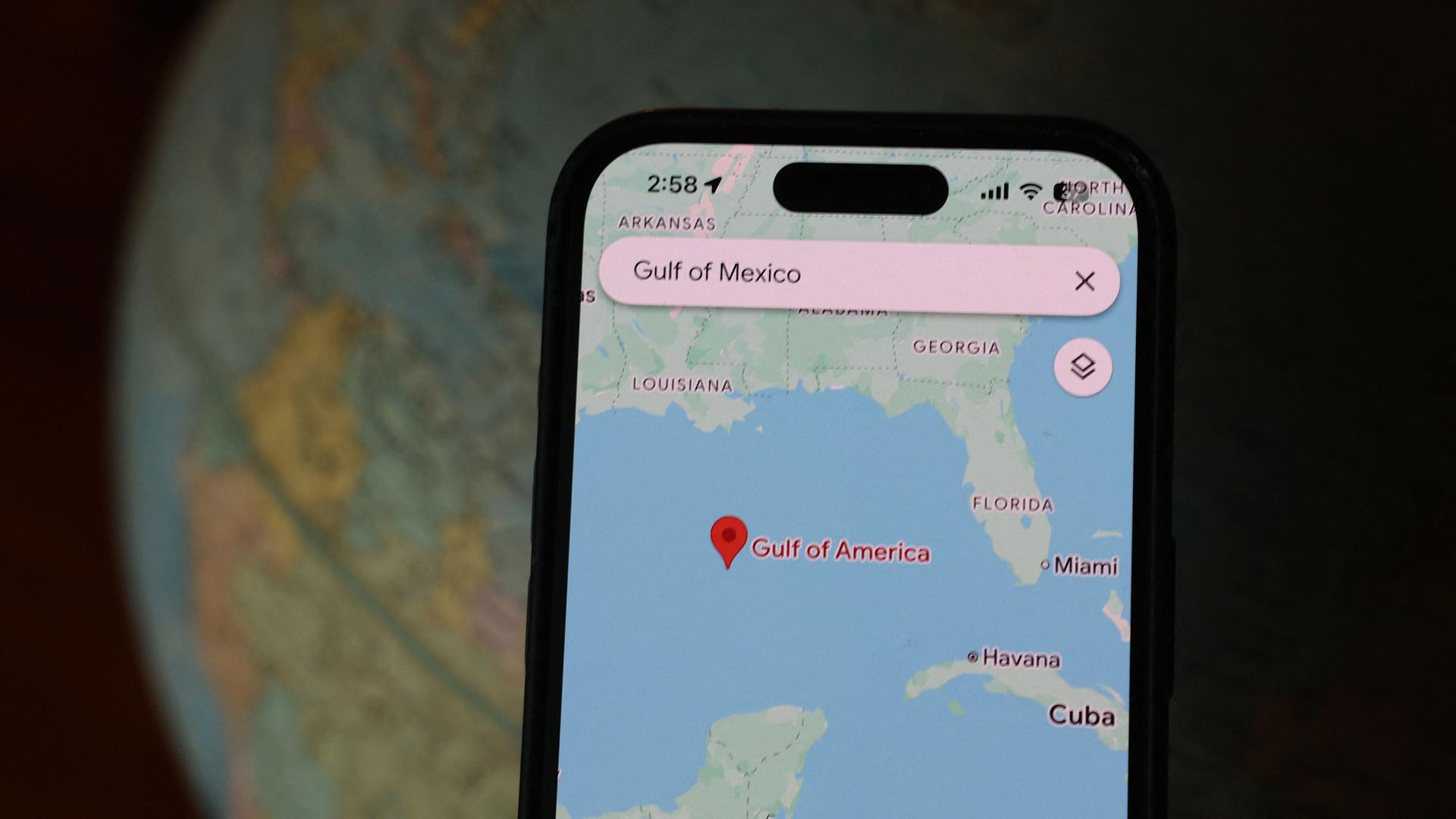 In dieser Fotoillustration zeigt eine aktualisierte Google-Karte den Golf von Amerika