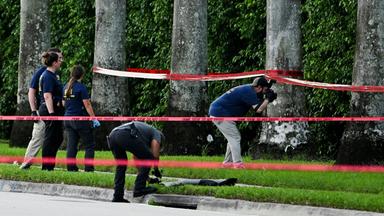 Mitglieder des FBI am Tatort außerhalb des Trump International Golf Club in West Palm Beach