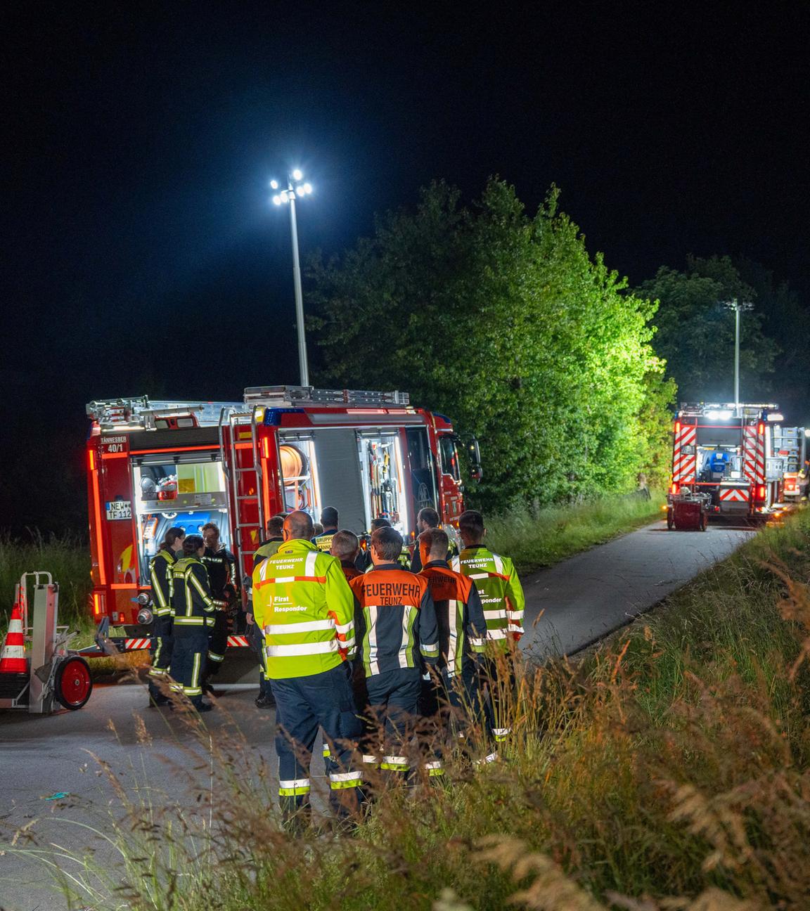 Bayern, Teunz: Rettungskräfte sind an einer Unfallstelle mim Einsatz.