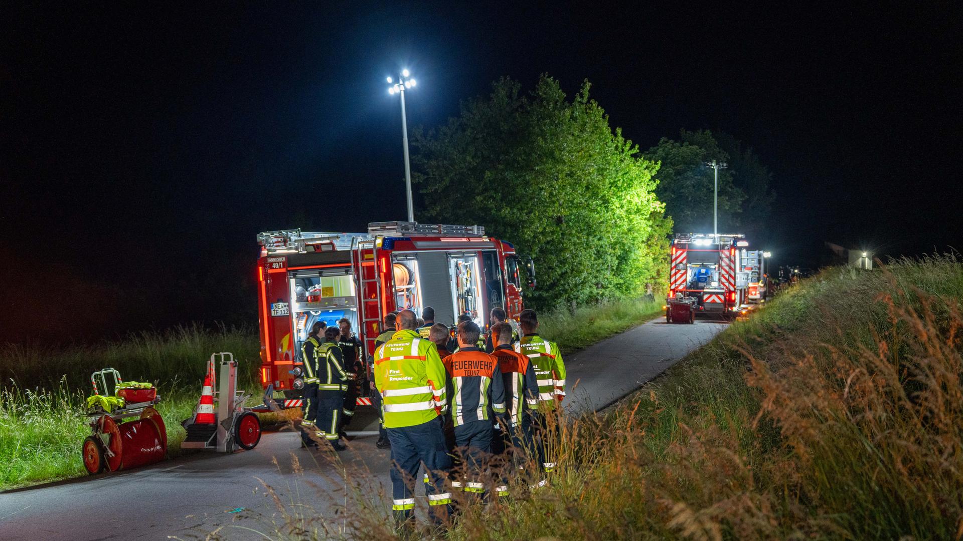 Bayern, Teunz: Rettungskräfte sind an einer Unfallstelle im Einsatz.