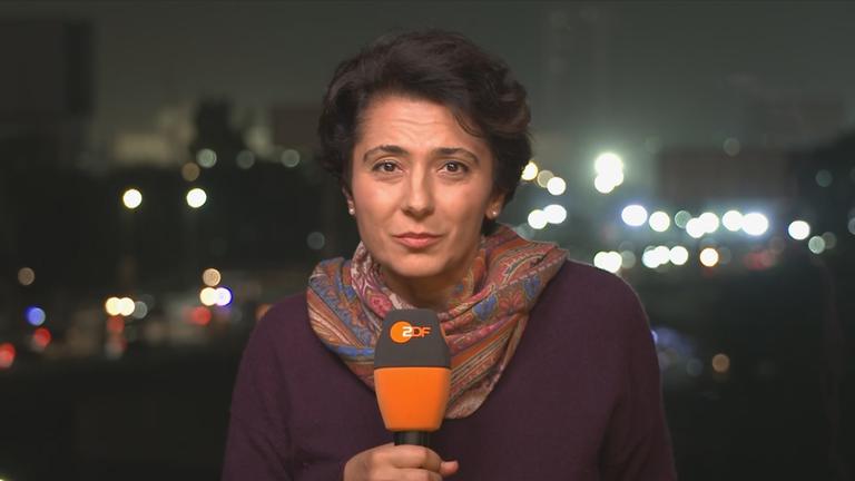 Golineh Atai mit ZDF-Mikrofon bei einem Schaltgespräch in Kairo