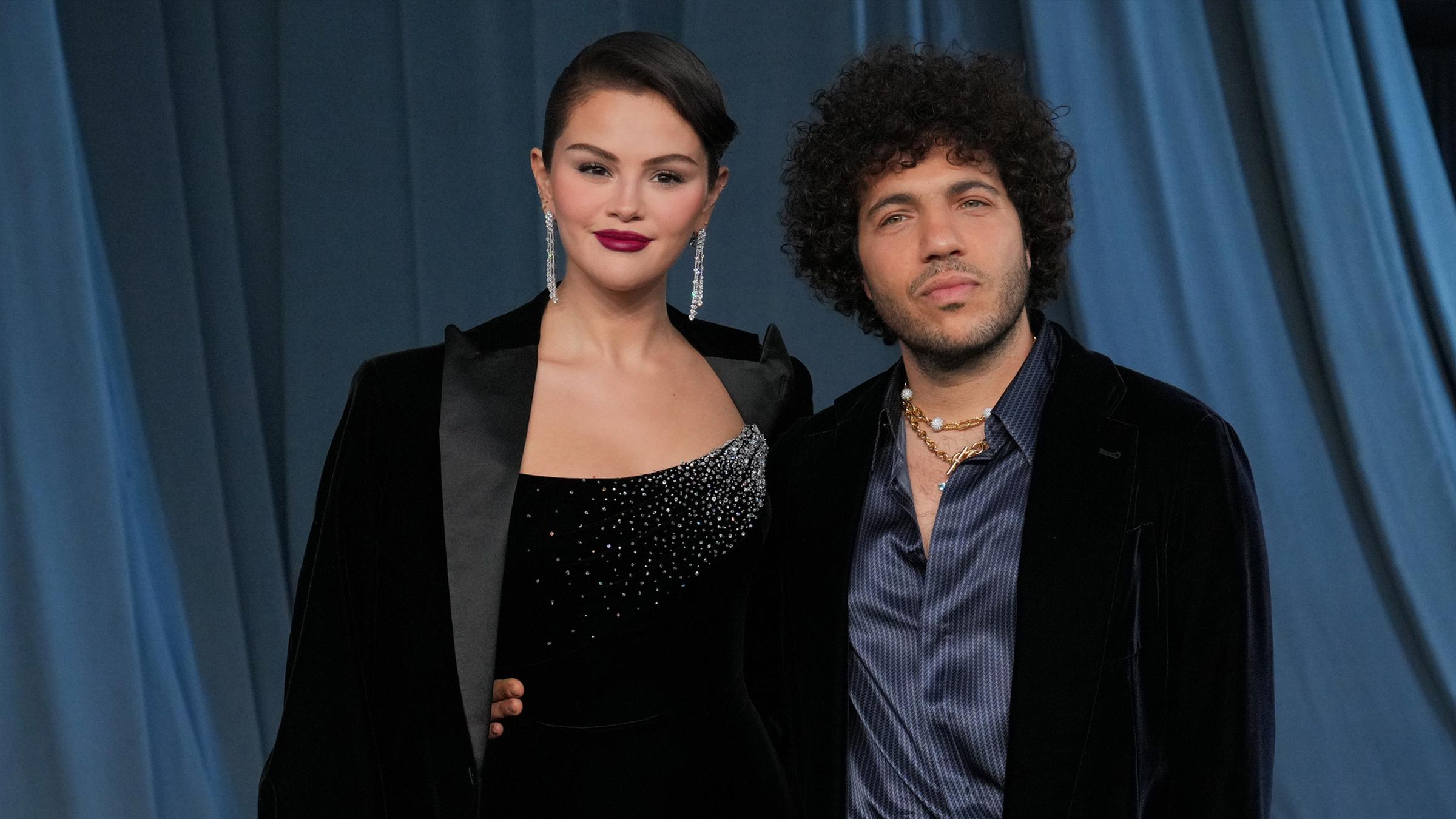 Selena Gomez und Benny Blanco kommen am 18. Oktober 2025 zur fünften jährlichen Academy Museum Gala im Academy Museum of Motion Pictures in Los Angeles.