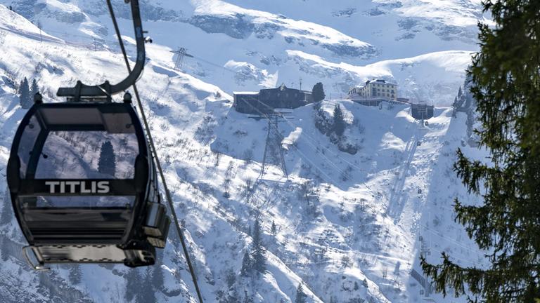 Eine Gondel der Gondelbahn Titlis Xpress Engelberg-Trübsee ist auf der Gerschnialp zu sehen.
