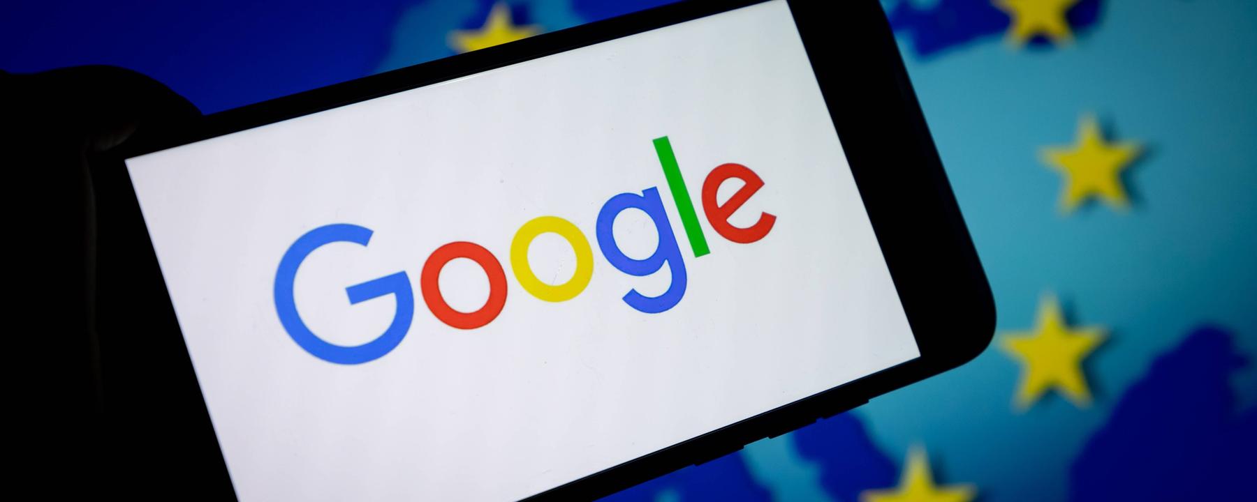 Google-Logo und EU-Symbol (Archivbild)