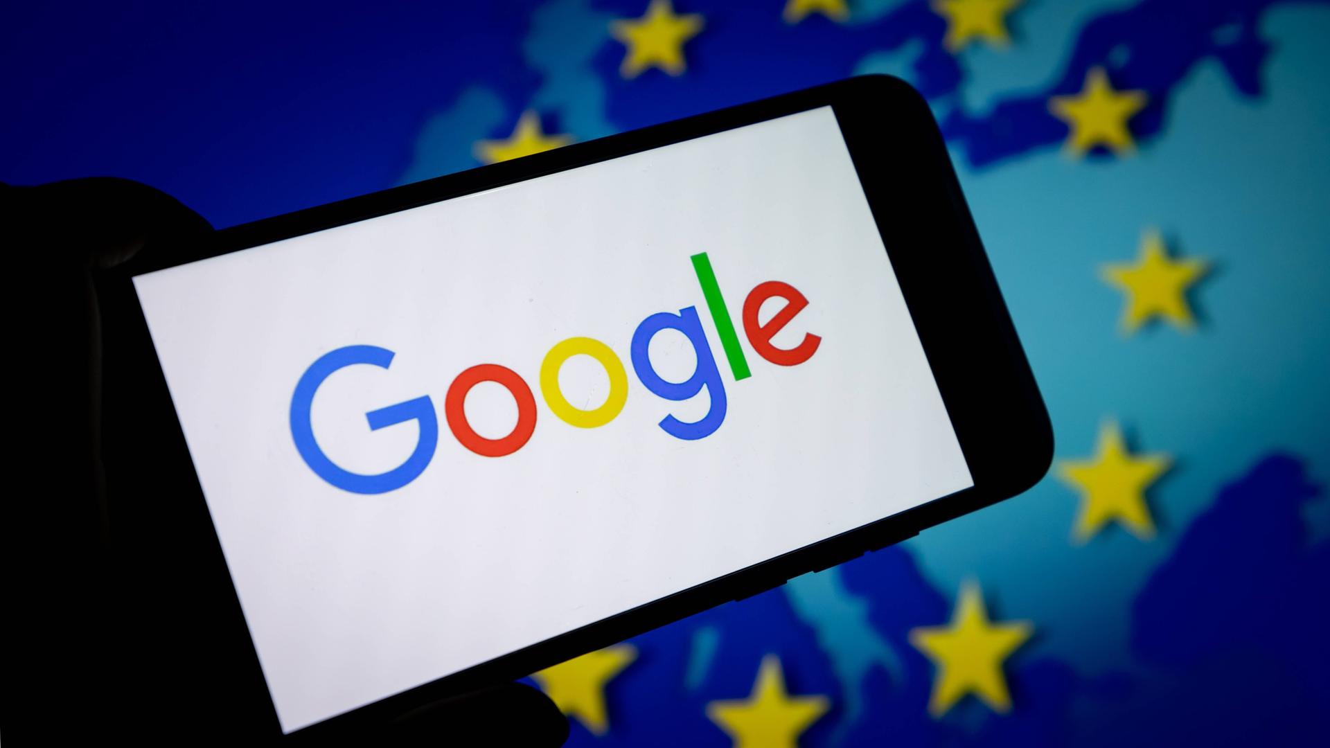 Google-Logo und EU-Symbol (Archivbild)