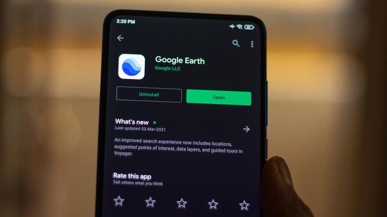 Symbolbild: Google Earth App auf einem Smartphone