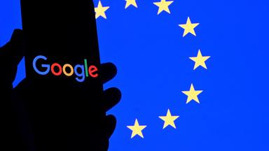 (Archivbild) Dieses Symbolfoto zeigt das Google-Logo auf einem Smartphone vor der Flagge der Europäischen Union in Brüssel am 29. September 2025.