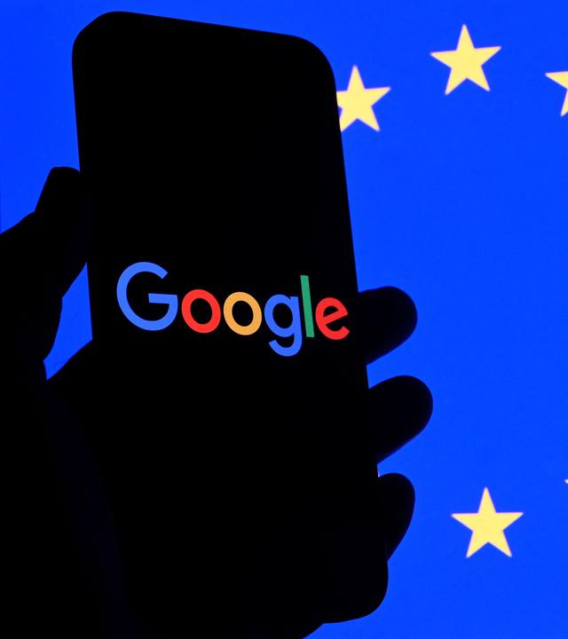 (Archivbild) Dieses Symbolfoto zeigt das Google-Logo auf einem Smartphone vor der Flagge der Europäischen Union in Brüssel am 29. September 2025.