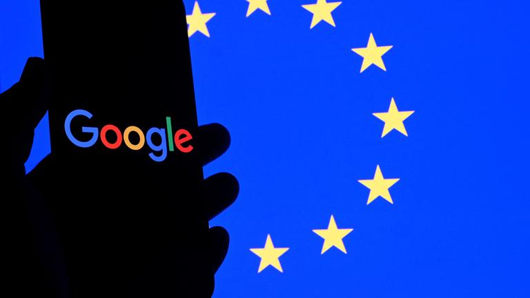 (Archivbild) Dieses Symbolfoto zeigt das Google-Logo auf einem Smartphone vor der Flagge der Europäischen Union in Brüssel am 29. September 2025.