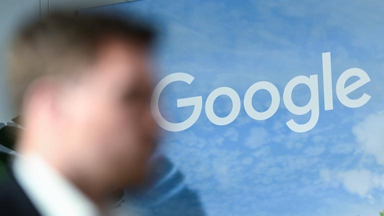 Ein Mann steht vor dem Google Logo bei der Vorstellung des Google Investitionsplans für Deutschland. Dazu zählen ein Ausbau der Infrastruktur und Rechenzentren, Projekte zur Nutzung erneuerbarer Energien und Abwärme sowie eine Erweiterung der Google- Standorte in München, Frankfurt und Berlin.