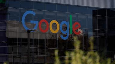 MOUNTAIN VIEW, KALIFORNIEN – 4. Februar: Das Google-Logo ist am 4. Februar 2026 an einem Gebäude der Google-Zentrale in Mountain View, Kalifornien, zu sehen.