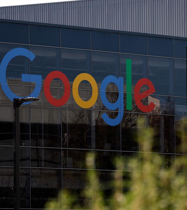 MOUNTAIN VIEW, KALIFORNIEN – 4. Februar: Das Google-Logo ist am 4. Februar 2026 an einem Gebäude der Google-Zentrale in Mountain View, Kalifornien, zu sehen.