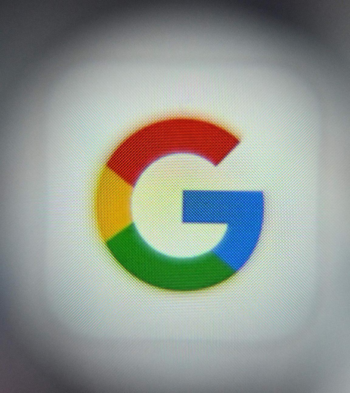 Diese am 22.12.2023 aufgenommene Symbolaufnahme zeigt das Logo des US-Technologieunternehmens Google auf dem Bildschirm eines Smartphones in Frankfurt am Main.