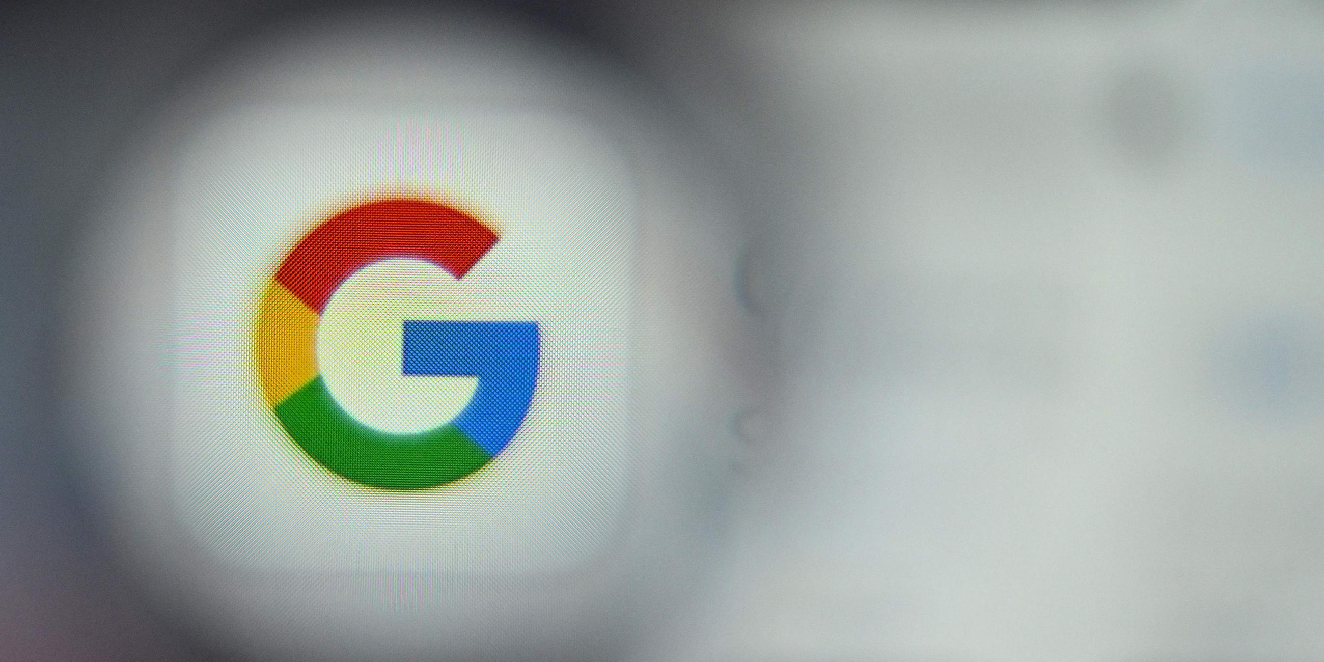Diese am 22.12.2023 aufgenommene Symbolaufnahme zeigt das Logo des US-Technologieunternehmens Google auf dem Bildschirm eines Smartphones in Frankfurt am Main.