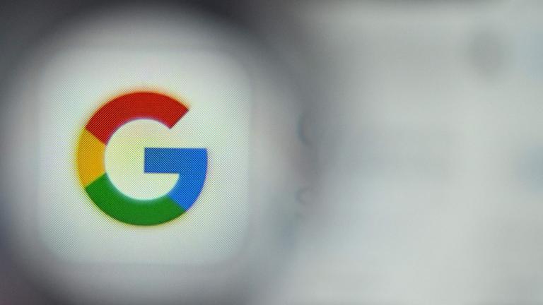 Diese am 22.12.2023 aufgenommene Symbolaufnahme zeigt das Logo des US-Technologieunternehmens Google auf dem Bildschirm eines Smartphones in Frankfurt am Main.