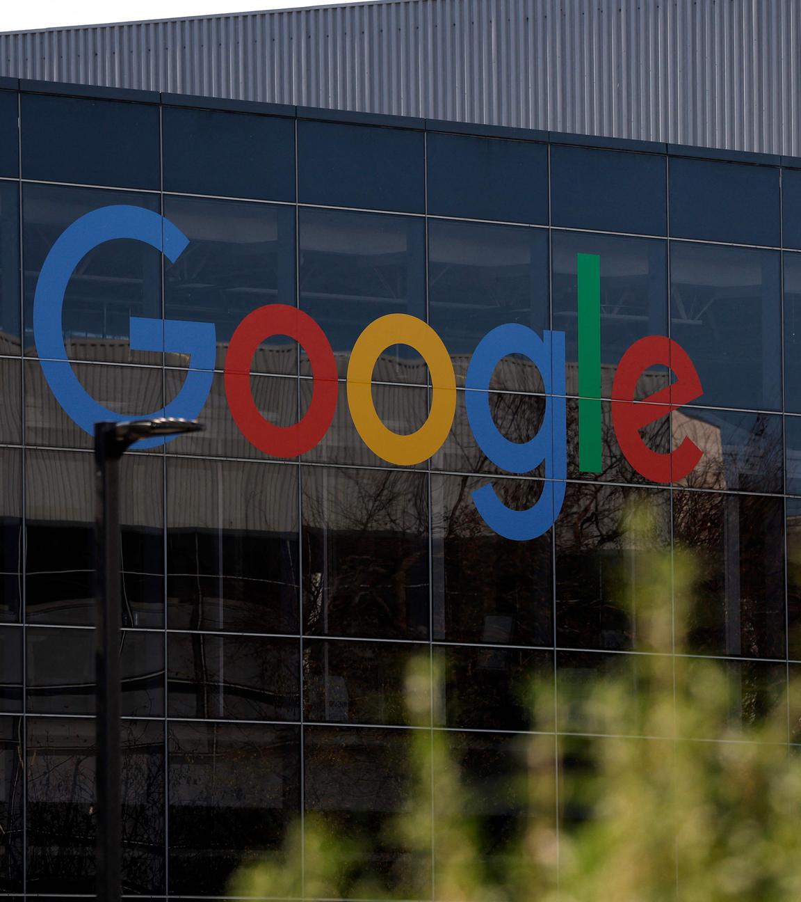 Das Google-Logo ist auf einem Gebäude der Headquarters zu sehen.