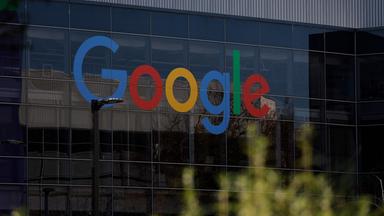 Das Google-Logo ist auf einem Gebäude der Headquarters zu sehen.