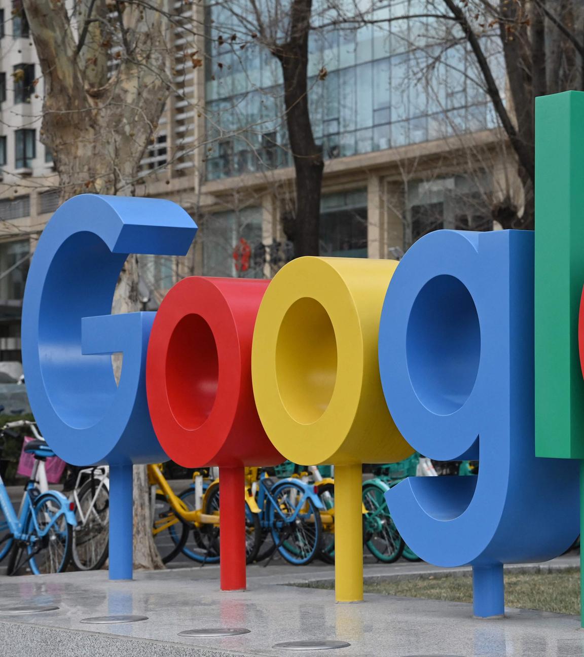 Das Google-Logo ist an der Außenseite eines Gebäudes zu sehen, in dem sich Google-Büros in Peking befinden.