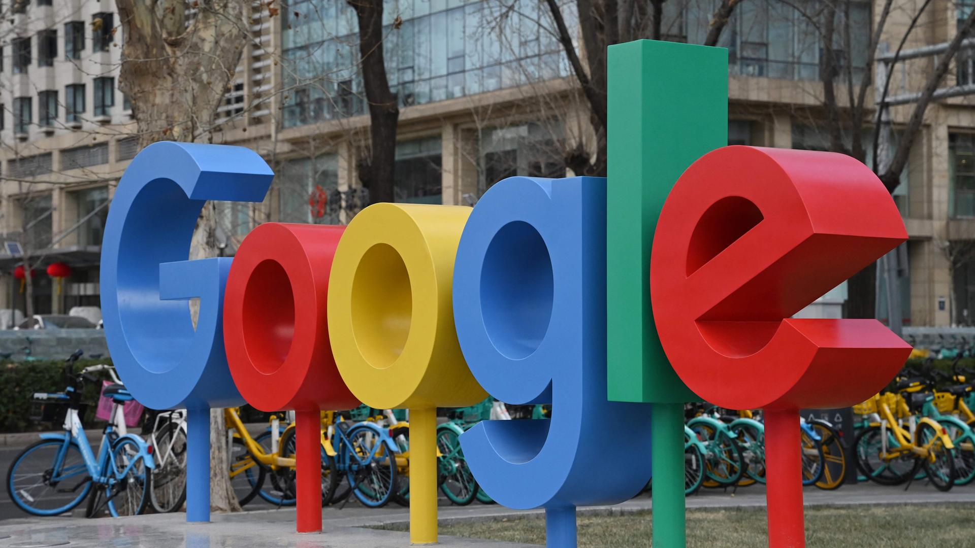 Das Google-Logo ist an der Außenseite eines Gebäudes zu sehen, in dem sich Google-Büros in Peking befinden.