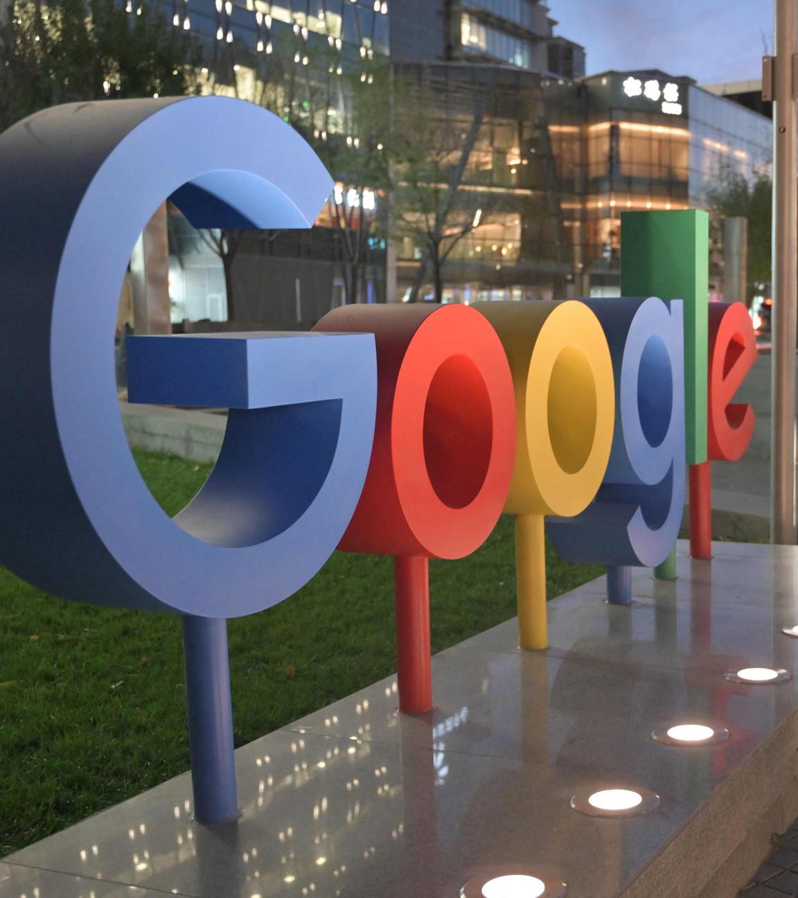 Google-Logo vor dem Firmensitz in Peking