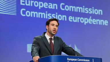 Brüssel: Der Sprecher der Europäischen Kommission, Thomas Regnier, spricht im EU-Hauptquartier in Brüssel während einer Pressekonferenz über eine Geldbuße gegen Google.