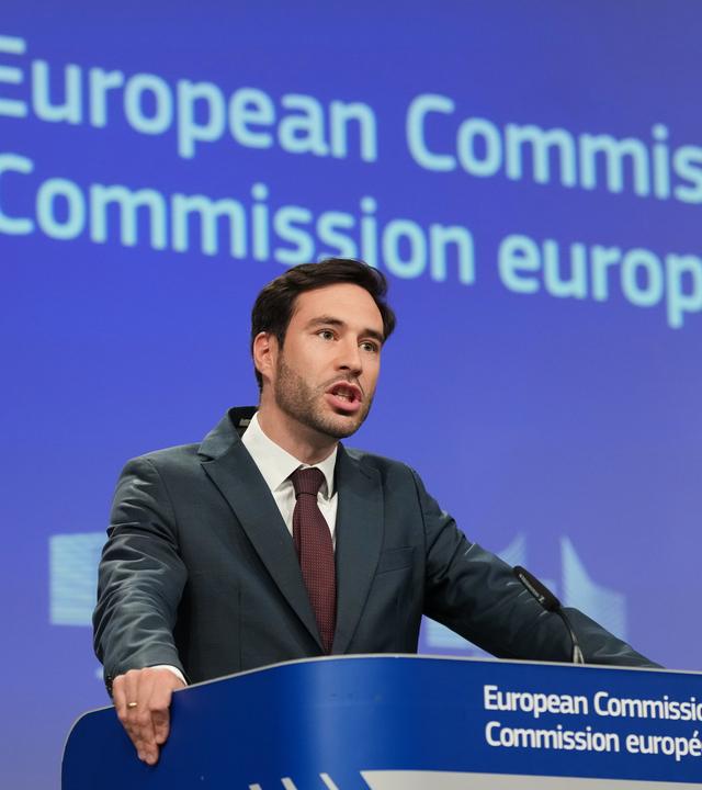 Brüssel: Der Sprecher der Europäischen Kommission, Thomas Regnier, spricht im EU-Hauptquartier in Brüssel während einer Pressekonferenz über eine Geldbuße gegen Google.