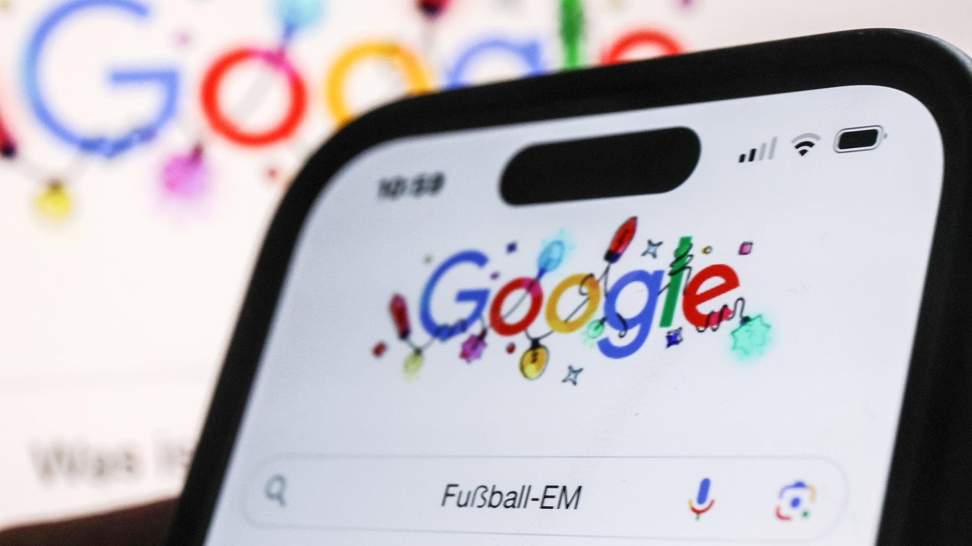 Das Suchwort "Fußball-EM"" steht auf einem Laptop in der Eingabemaske der Google-Suche geschrieben.